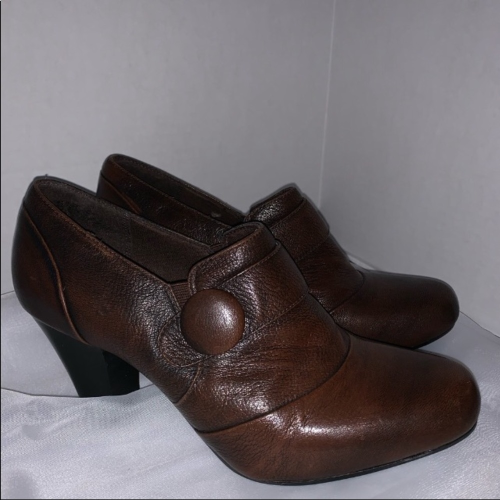 Clarks  Bendables brown leather heels size 10